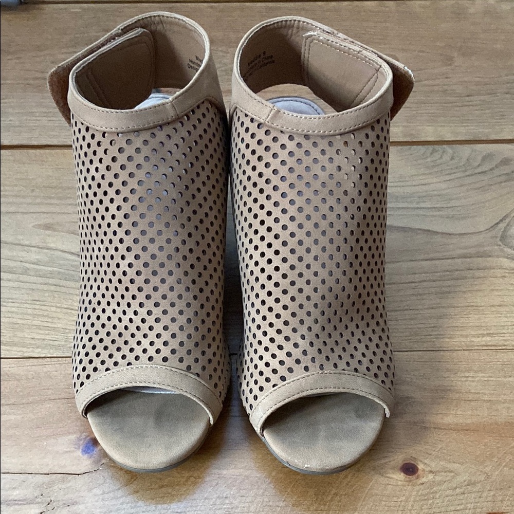 Women's Tan Peep-Toe Ankle Wedges